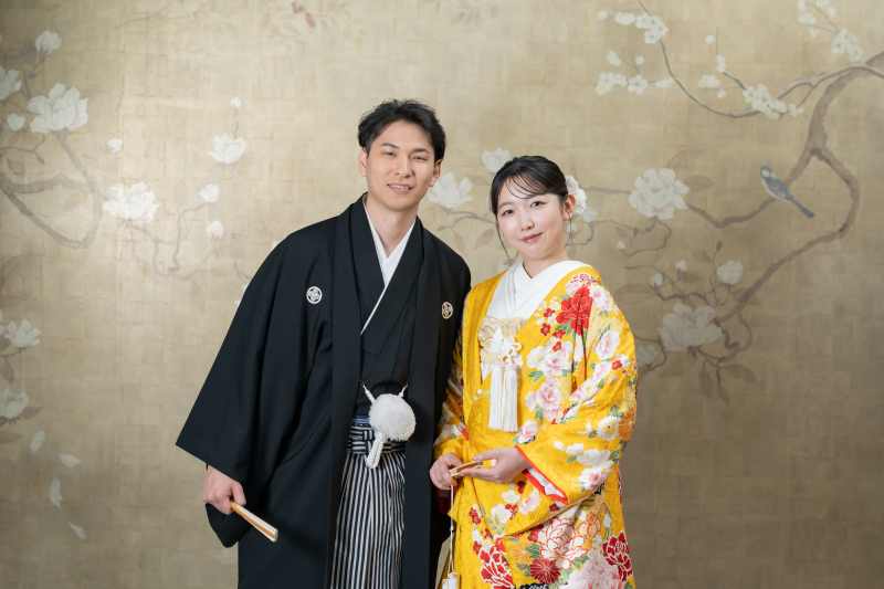 和装では鮮やかな黄色の色打掛と黒の紋服にお着替え