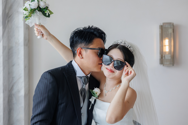 サングラスを使った遊び心あふれるショット