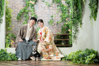 愛犬も一緒に♪おふたりらしさ溢れる撮影