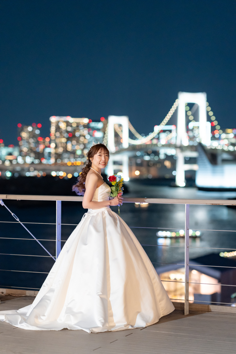 ライトアップされた、きらめく夜景と・・