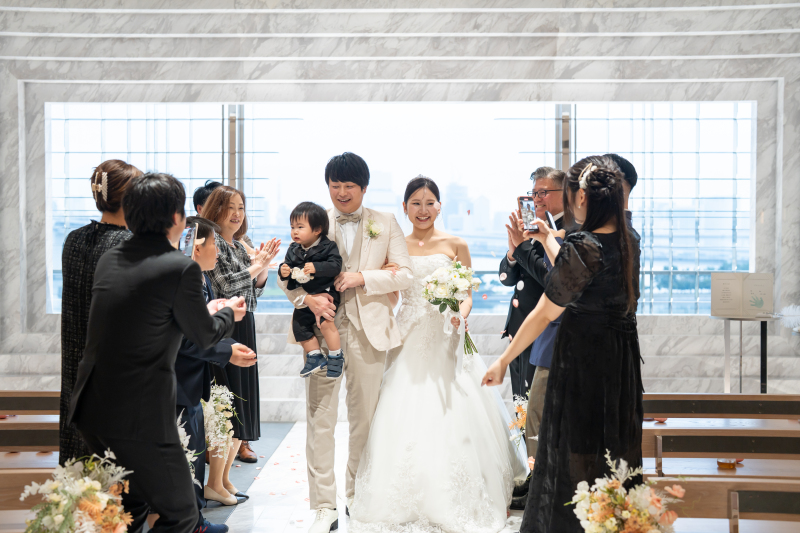 拍手でお見送り