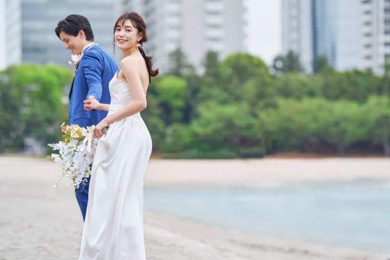 砂浜で歩いている自然体の写真が魅力★