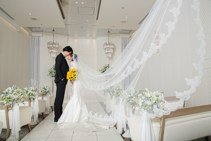 チャペルではロングトレーンを活かしたショット！！