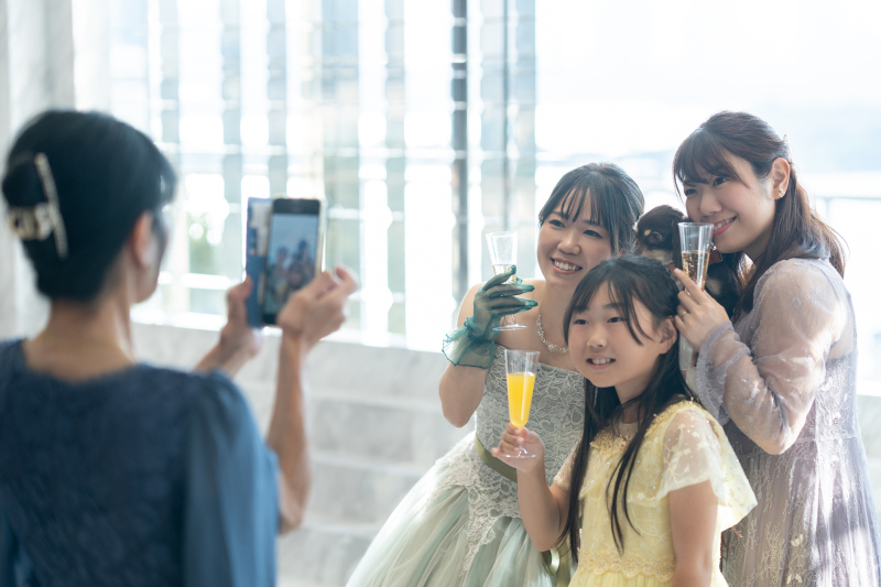 小さな結婚式 お台場店_家族・友人を撮影に呼べる