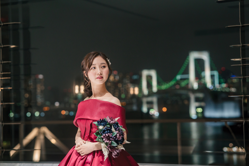 レインボーブリッジをバックに