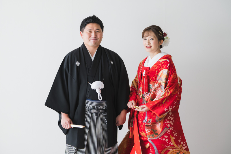 白背景でシンプルに!素敵な衣装が際立ちますね!