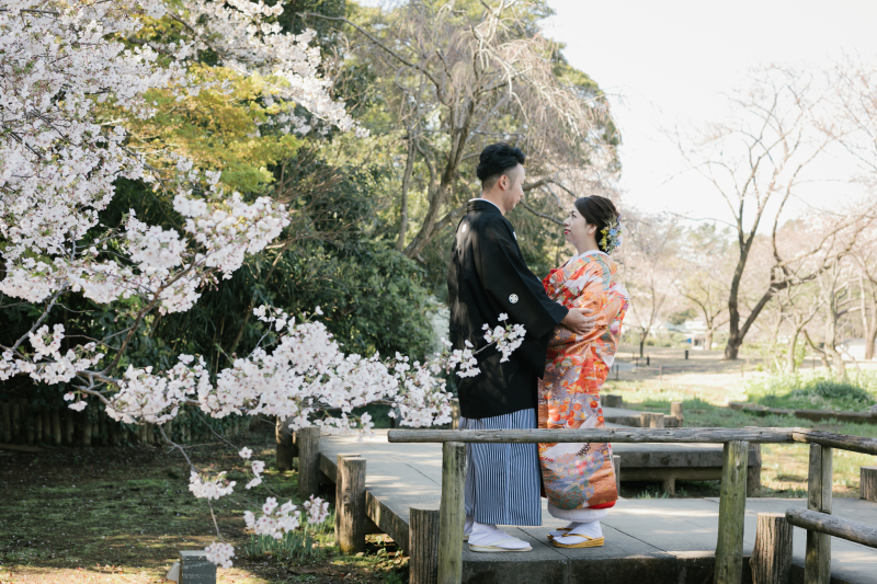 抱き合って