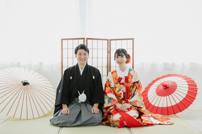 スタジオで正座ショットも!