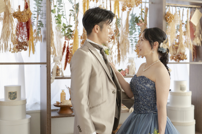 ドライフラワーをバックに＊