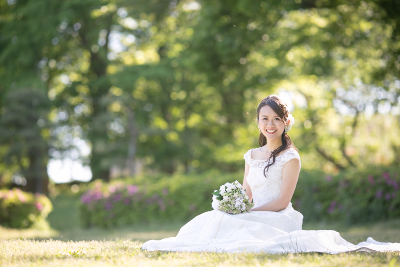 ヘアはダウンスタイルで