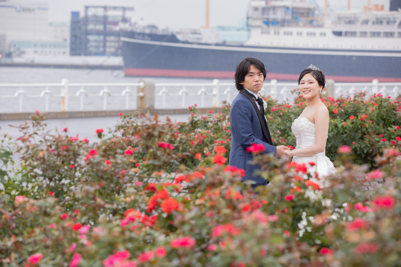 薔薇の花に囲まれて