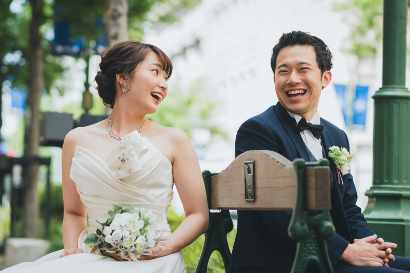 ベンチに腰をかけて