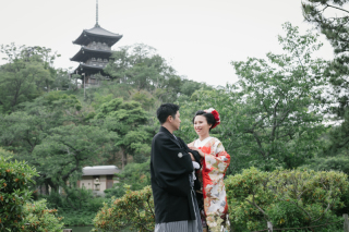 新緑の庭園を背景に