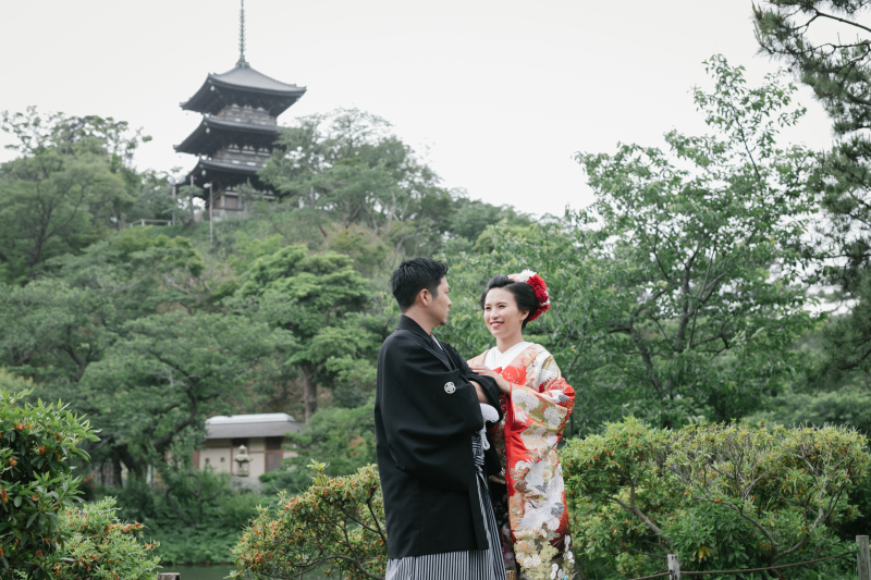 新緑の庭園を背景に