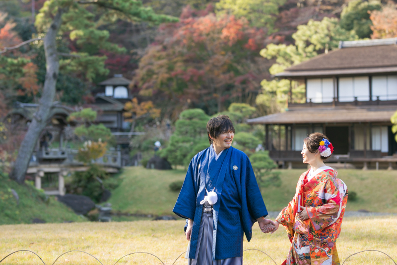 歴史ある建物を背景に