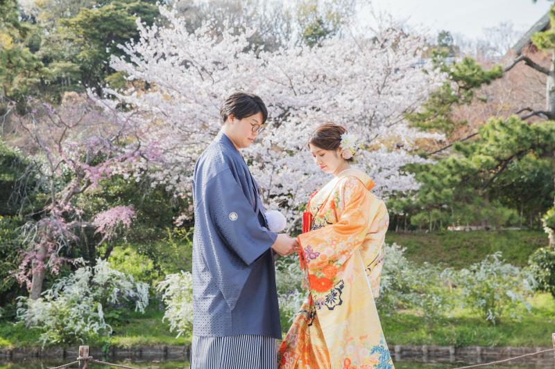 手を取り合って