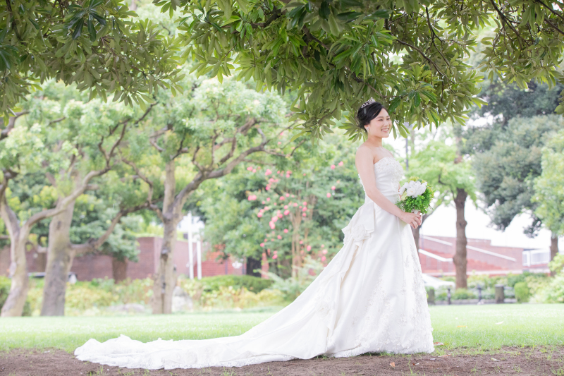 緑に映えるウエディングドレス