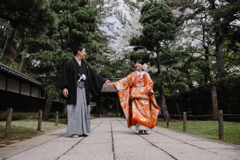 手を取り合って