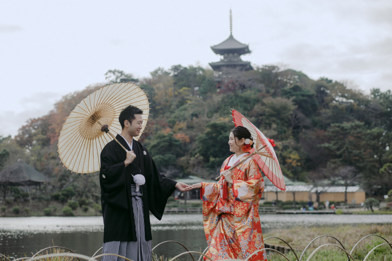 手をとりあって