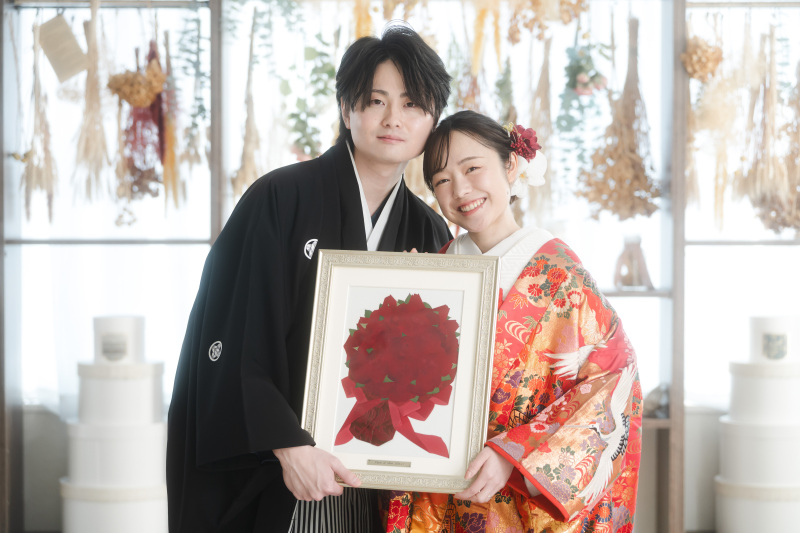 お二人の記念のアイテムを持って