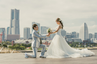 大桟橋からみなとみらいの景色をバックに