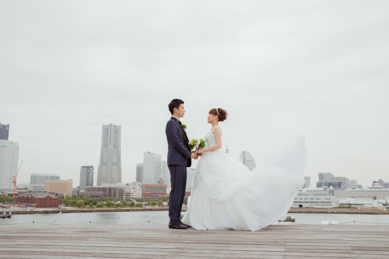 ドレスをなびかせて