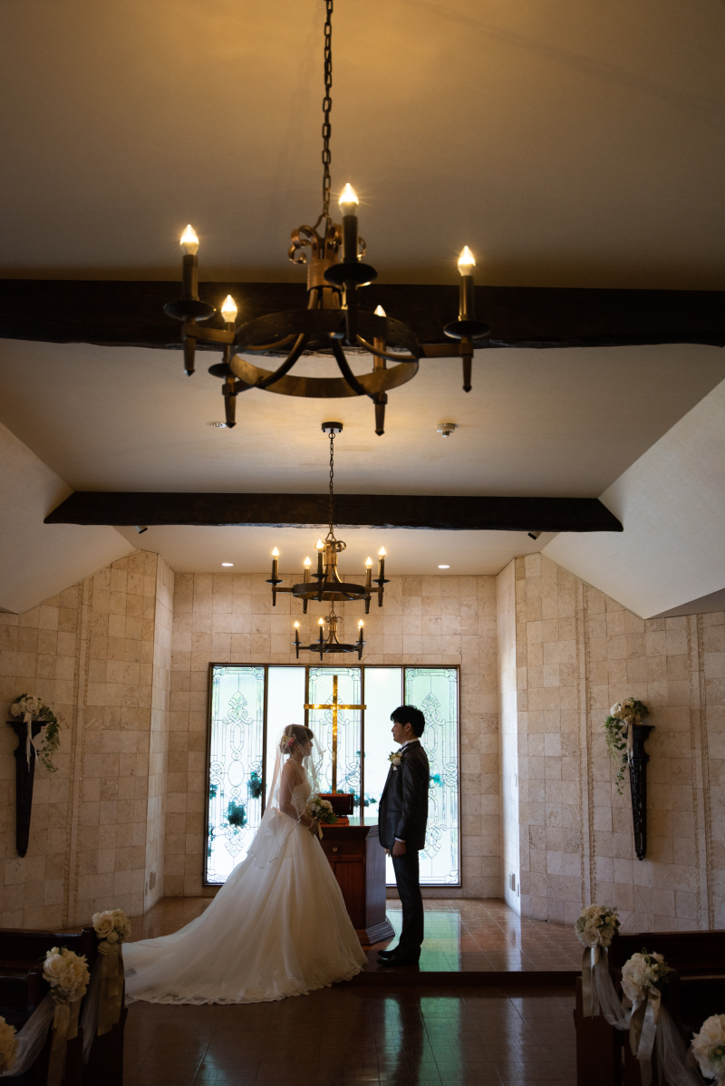 光が差し込むチャペル