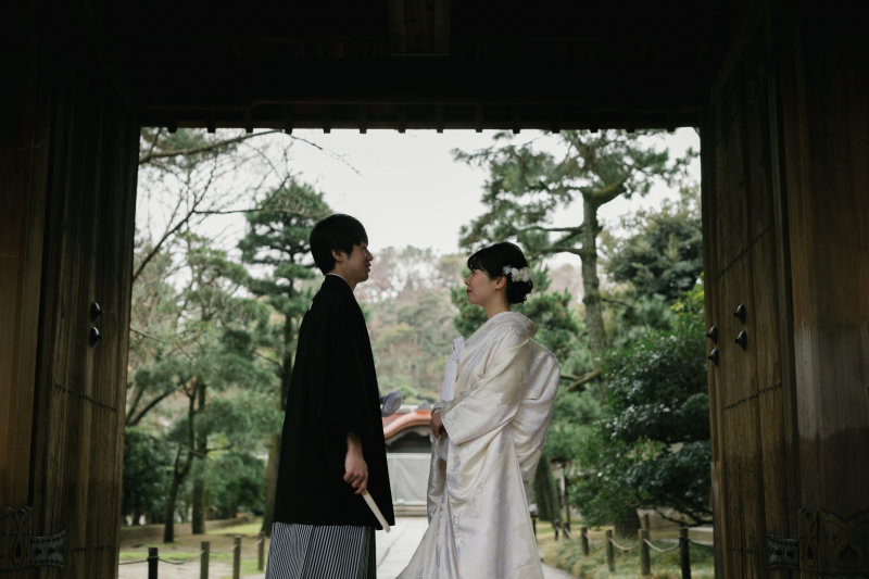 手を取り合って