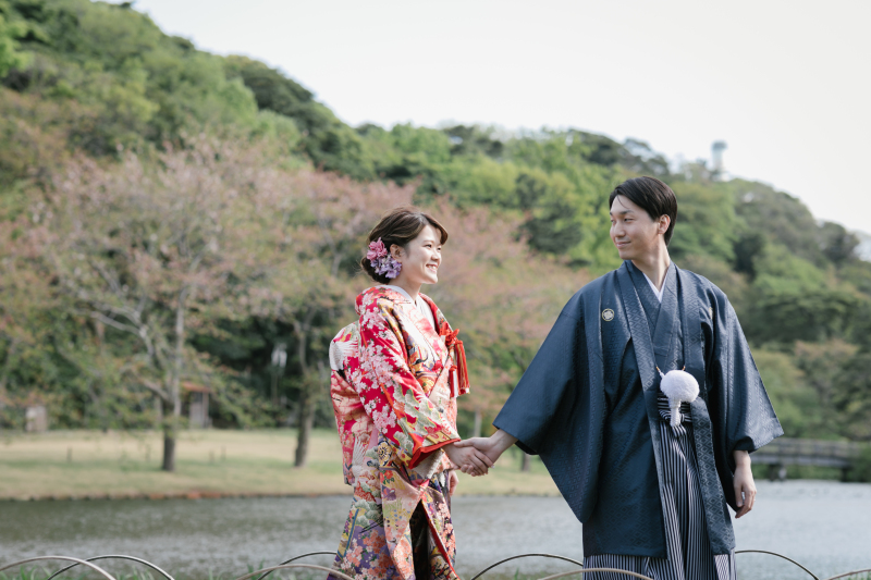 手を繋ぎニコリ