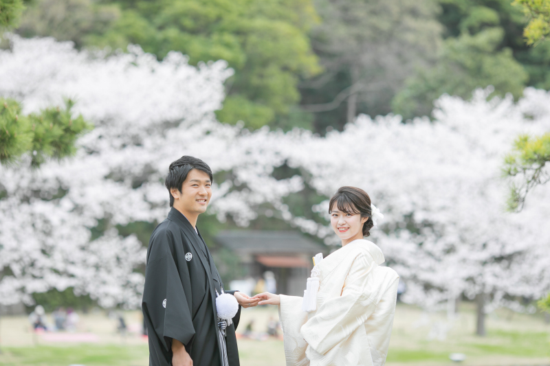 手を取り合って