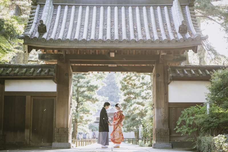 手を取り合って