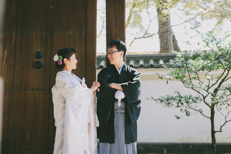 門の下で、、、