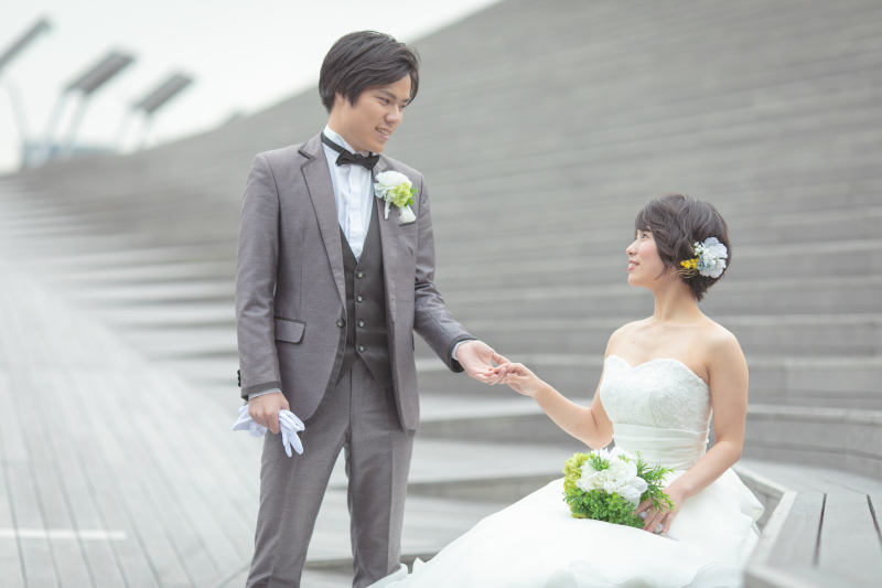 手を取り合って