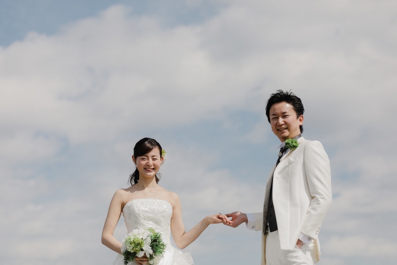 手を取り合って