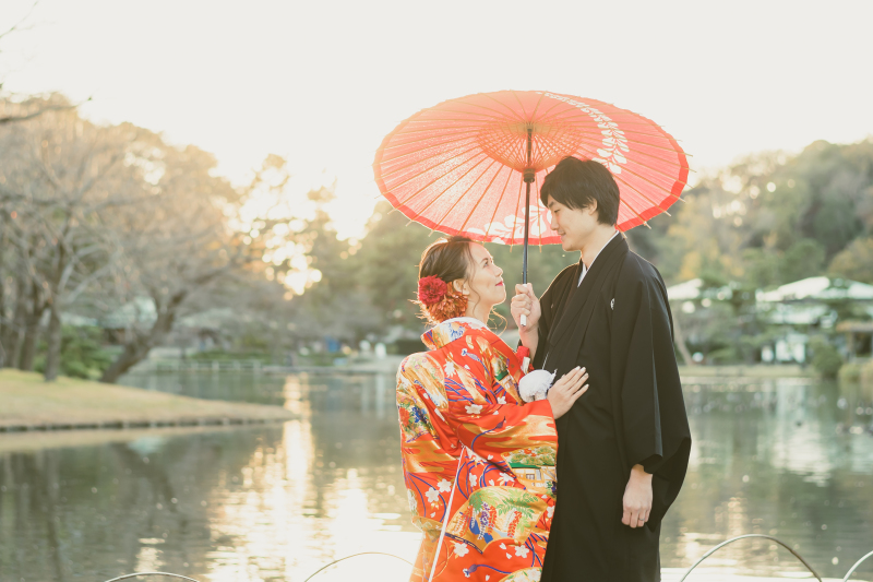 光差し込む水面の前で