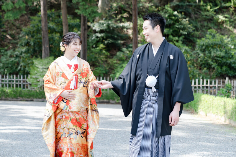 手を取り合って