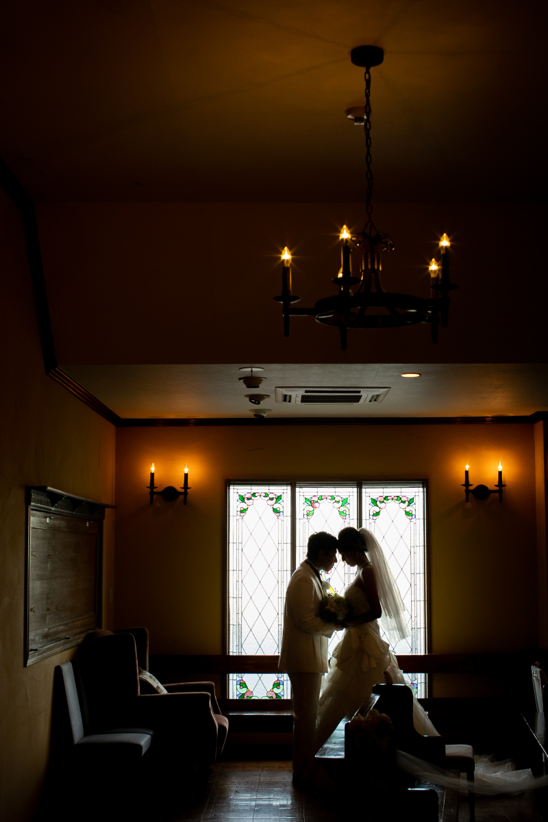 ステンドグラスの前で