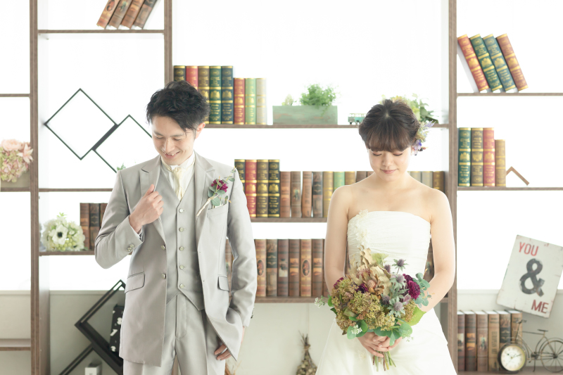 本棚をバックに