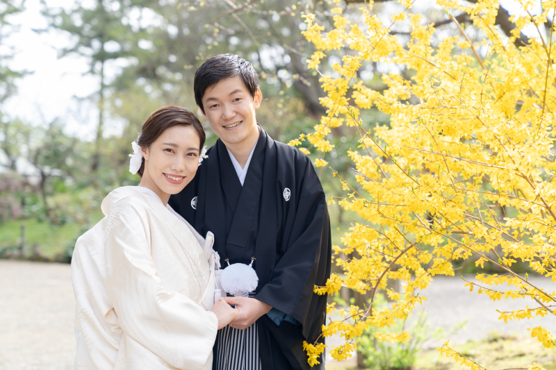 手を取り合って