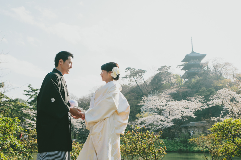 手を取り合って