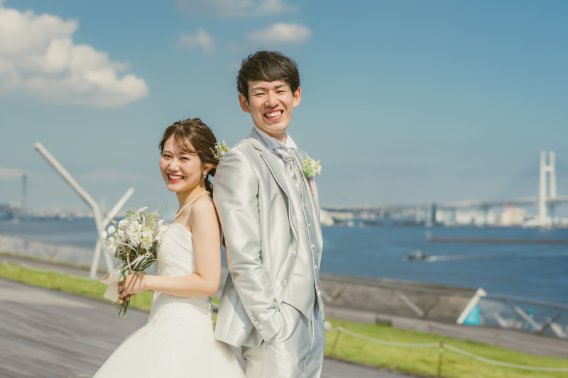 背中合わせににっこり笑顔