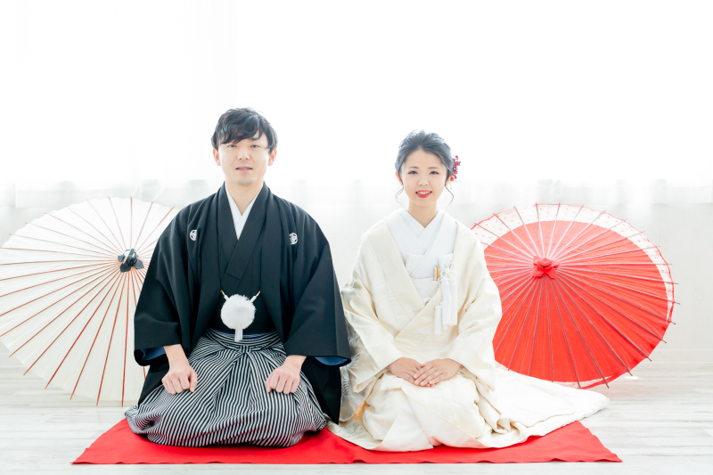 赤い毛氈の上で