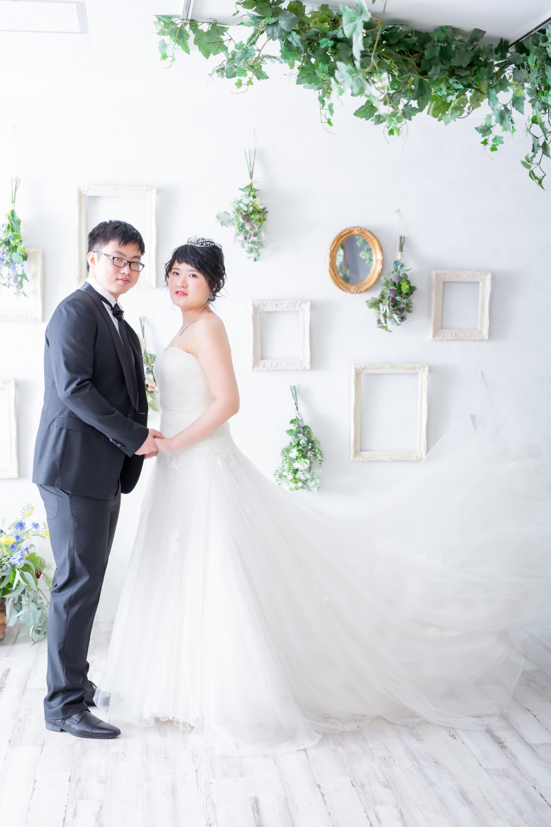 手を取り合って