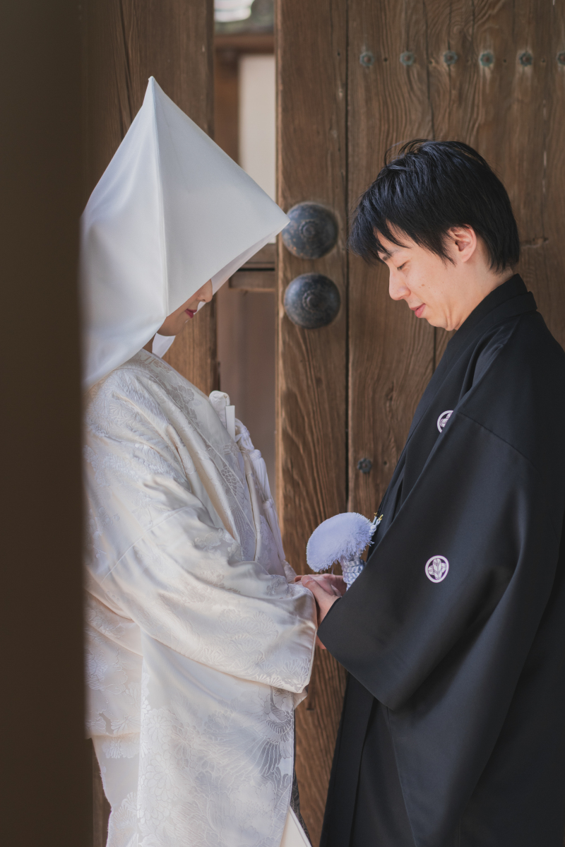 手を取り合って