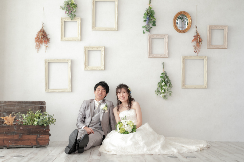 座ったポーズはカジュアルに！