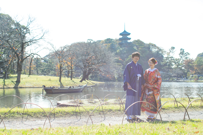 三溪園の広大な敷地を背景に