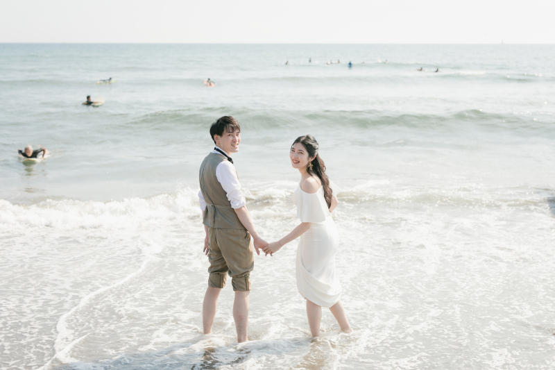 裾をまくって海へ!