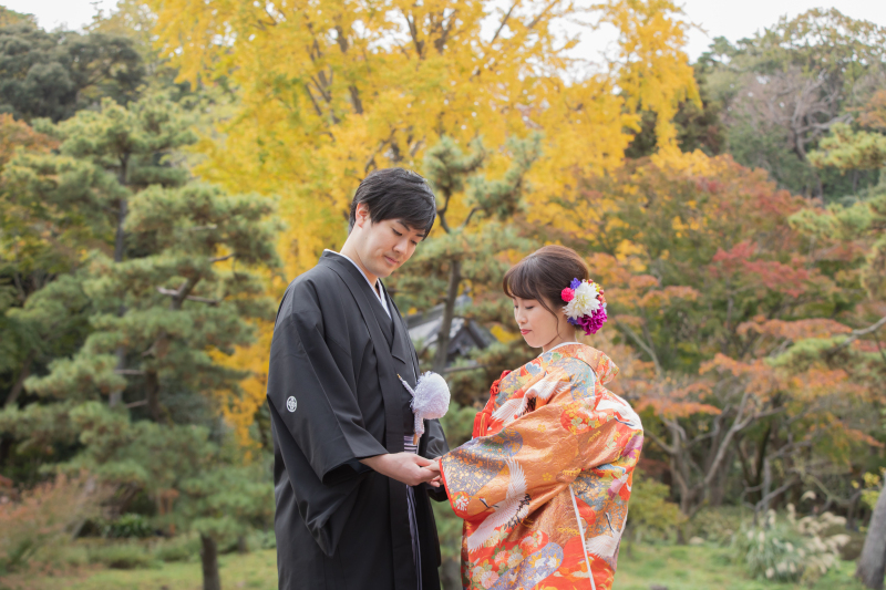 紅葉を背景に