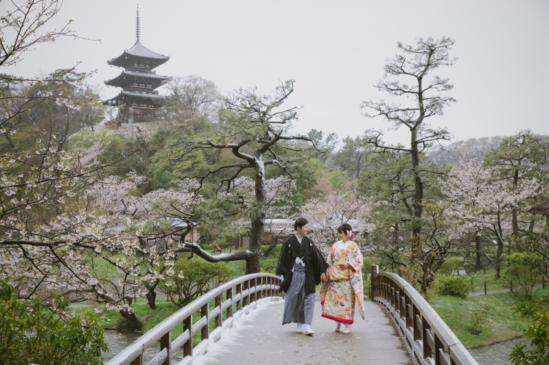 手を取り合って