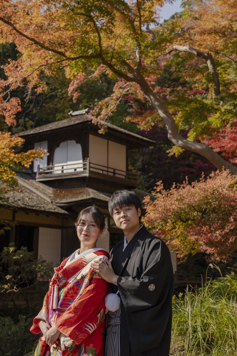 自然と建築の調和が見事な景色を背景に